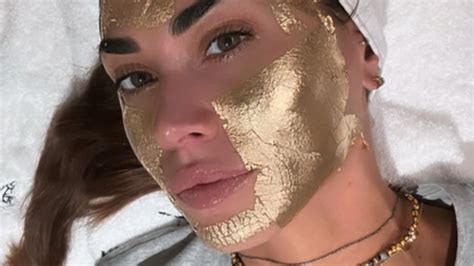 Melissa Satta con la LED mask, perché sono tutti ossessionati .